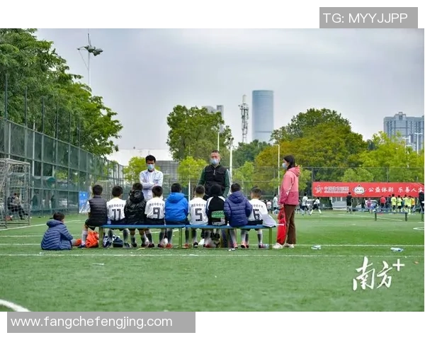 飞检足球新风潮助力青少年体育发展提升竞技水平与团队精神